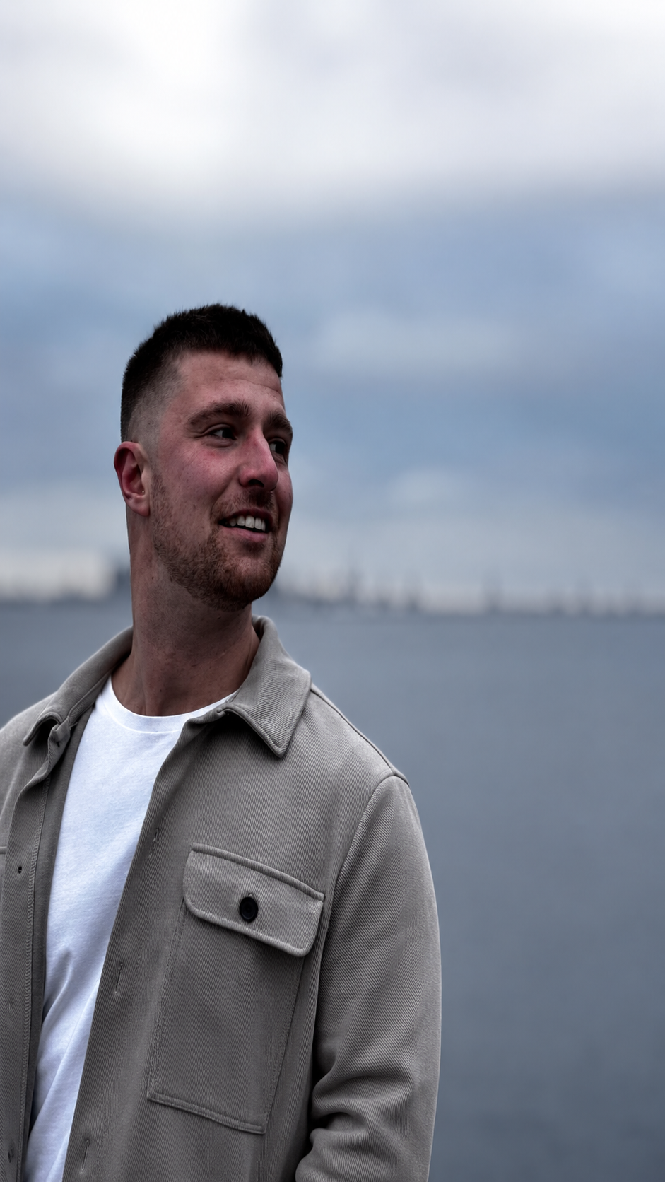 Henrik Sørensen ved vandet i stille eftertanke